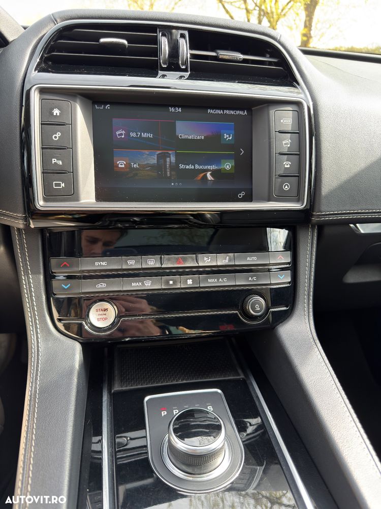 Jaguar F-Pace 20d AWD R-Sport - 18