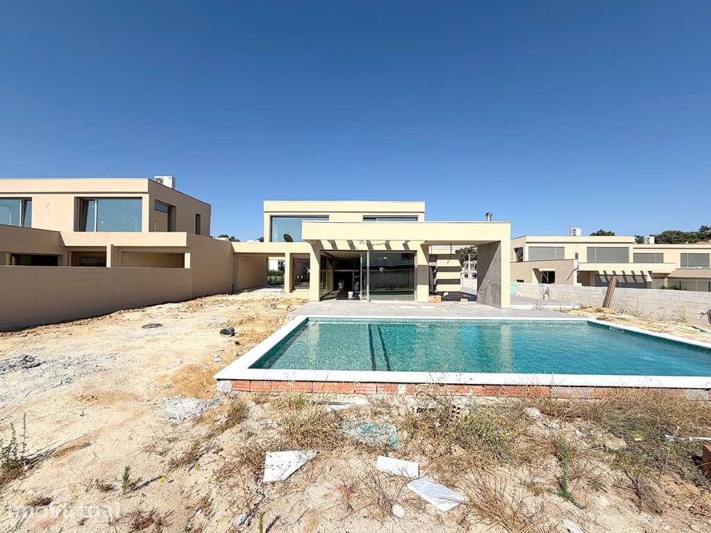 Exclusiva Moradia Isolada T4 com 3 Suítes, Piscina Privada e Garage... - Grande imagem: 3/24