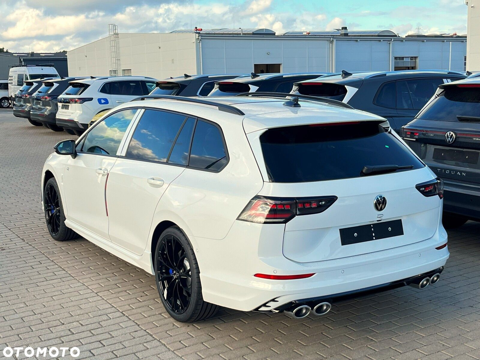 Volkswagen Golf VIII 2.0 TSI 4Motion R - 3