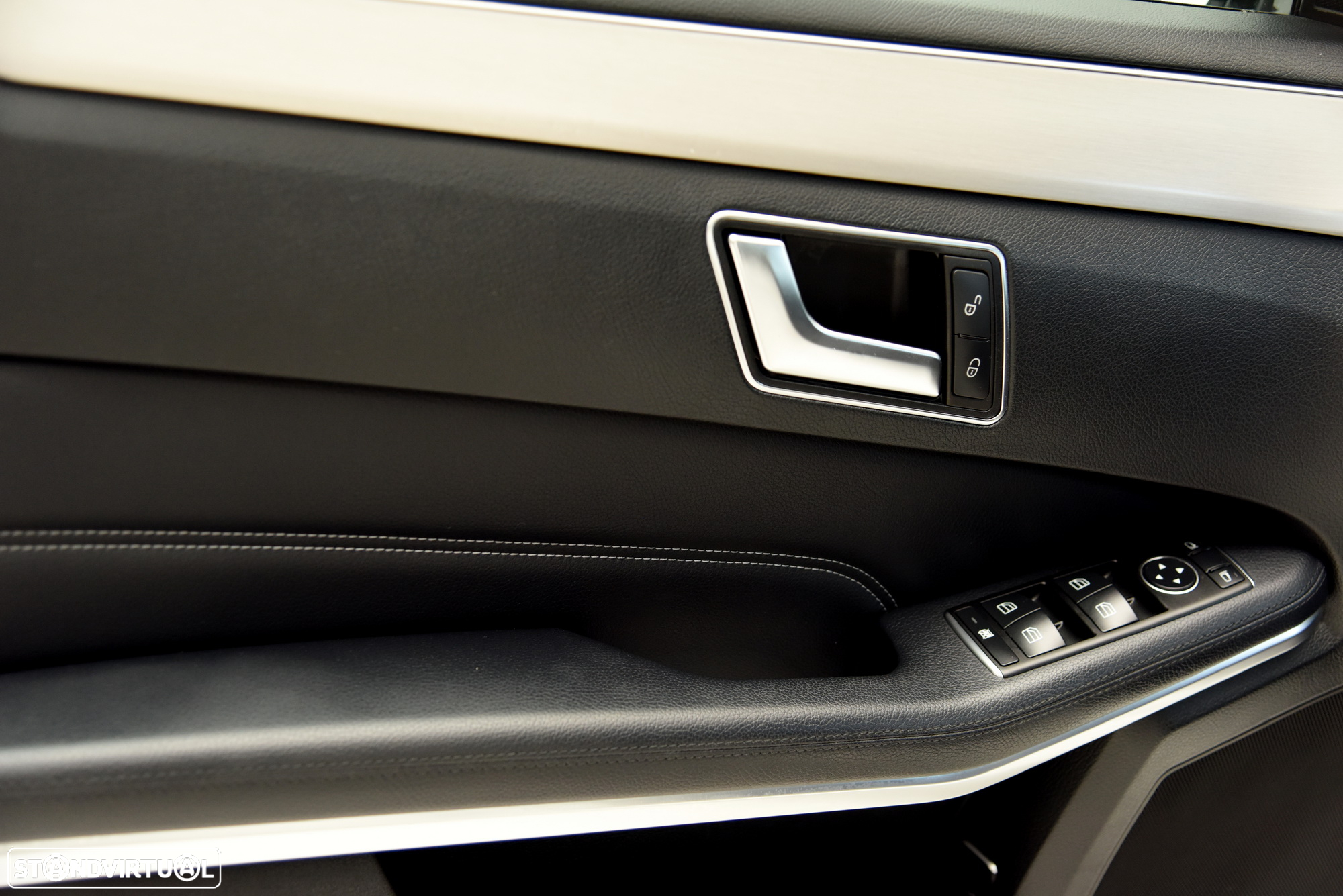 Mercedes-Benz E 300 Bluetec Hybrid Avantgarde - 24