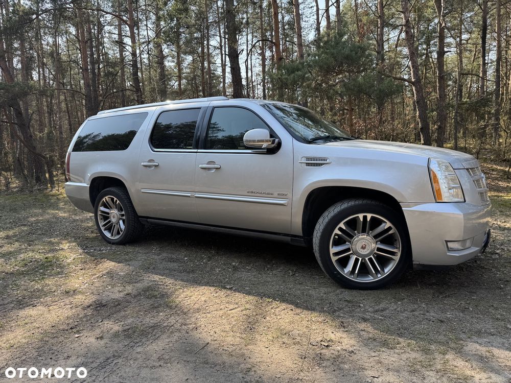 Cadillac Escalade - 1