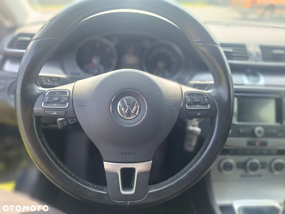 Volkswagen Passat 2.0 TDI DPF BlueMotion Technology Comfortline - 13