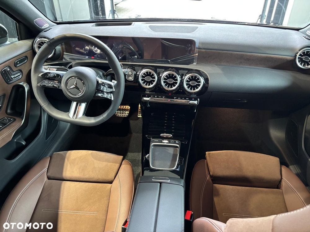 Mercedes-Benz Klasa A 220 4-Matic AMG Line 8G-DCT - 3