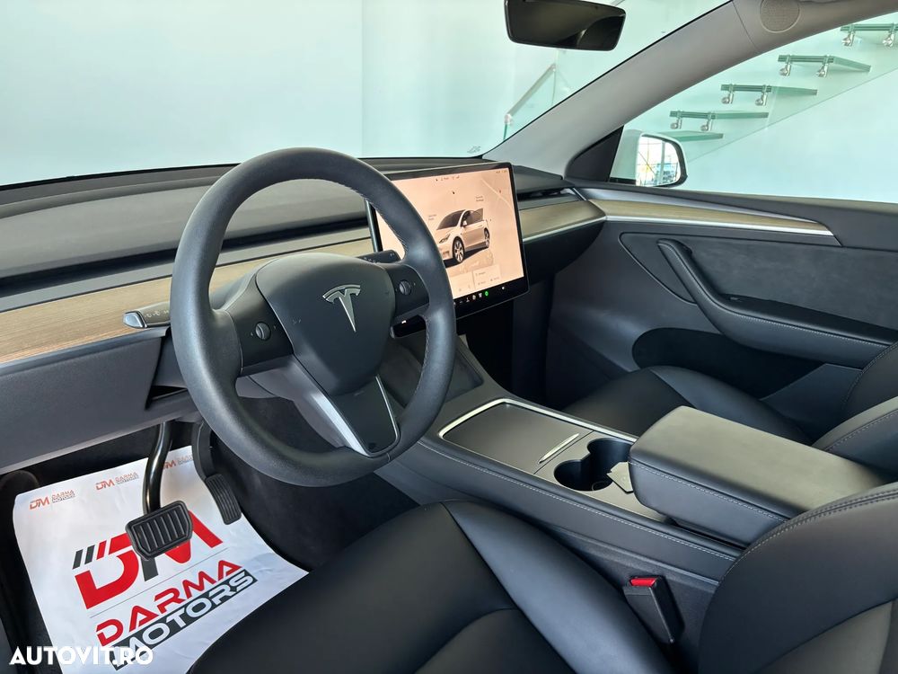 Tesla Model Y - 8