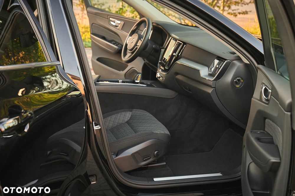 Volvo XC 60 B4 D AWD Momentum Pro - 26