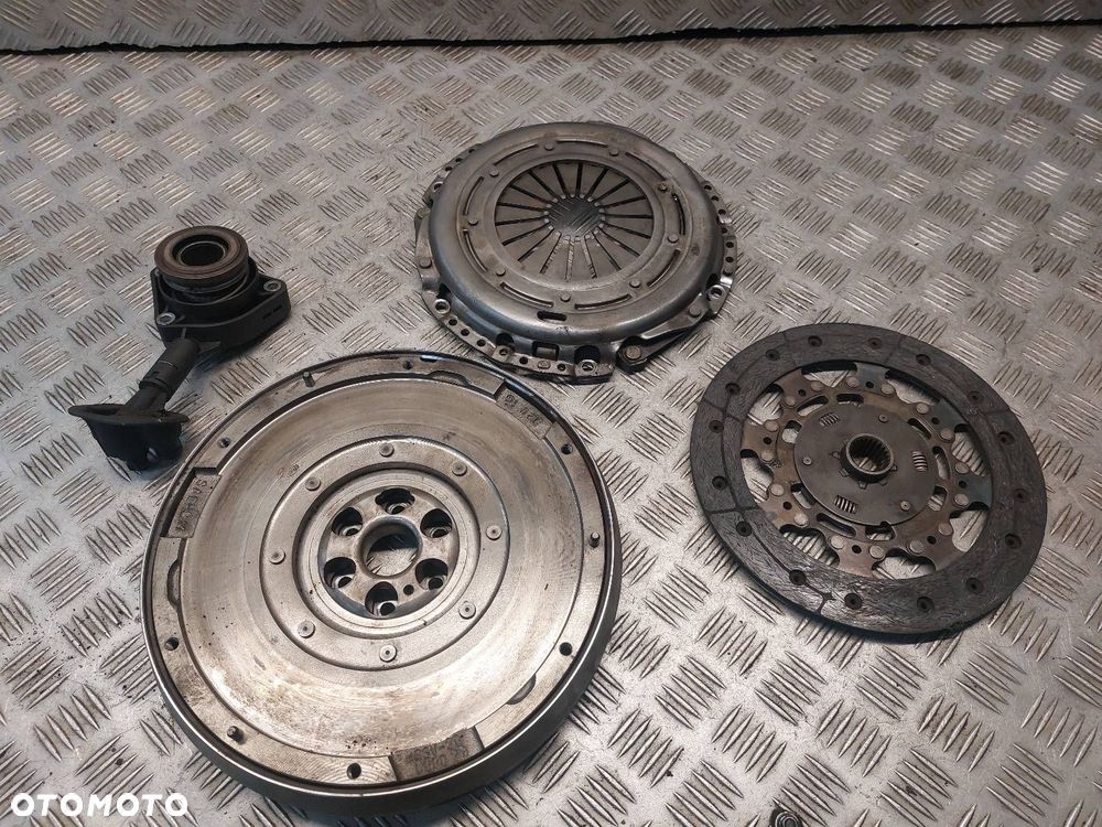 KOŁO DWUMASOWE TARCZA DOCISK ŁOŻYSKO OPOROWE VOLVO C30 I 1.6 D GGV30000039 - 1