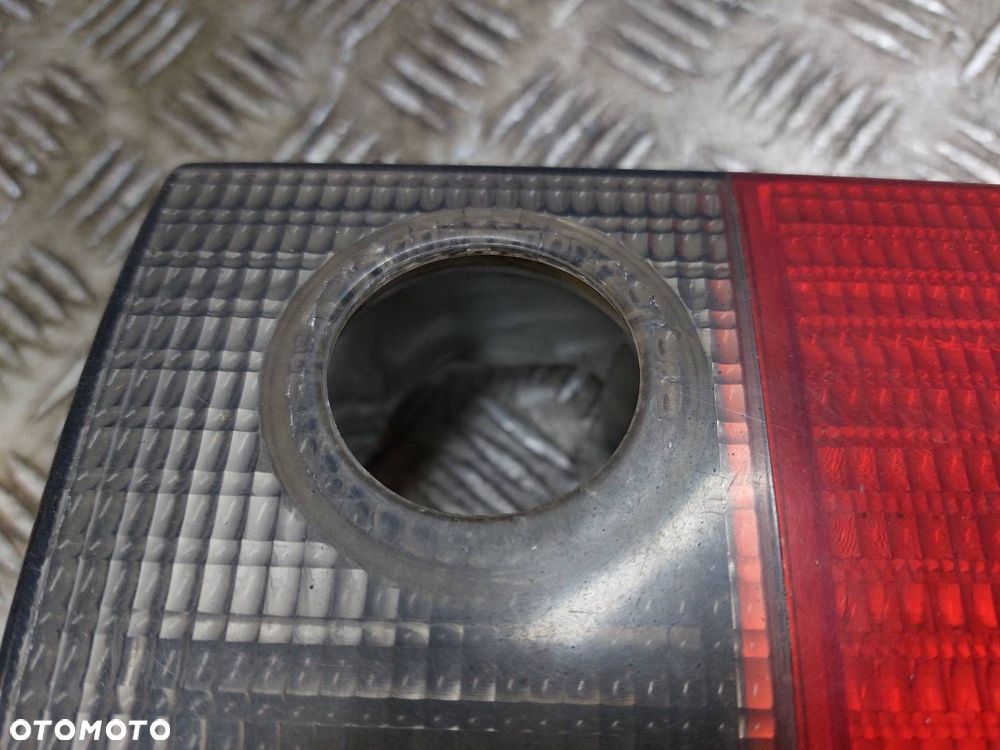 LAMPA PRAWY TYŁ W KLAPĘ AUDI 80 B4 SEDAN 8A0945094 - 2