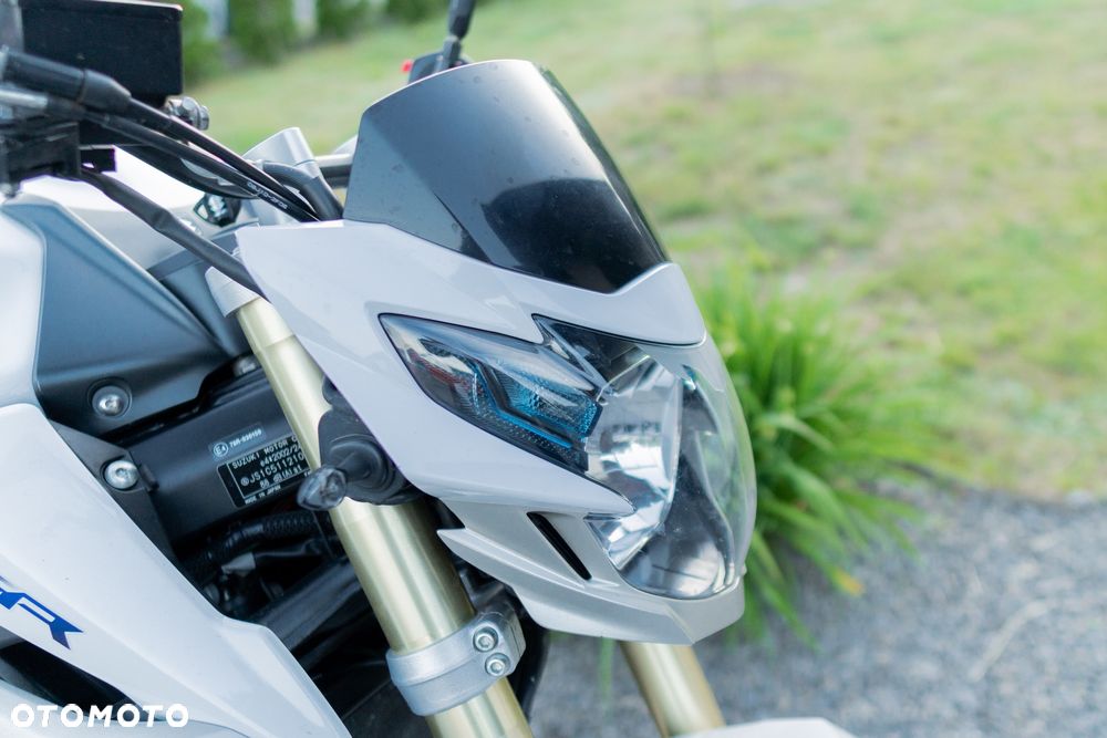 Suzuki GSR - 13