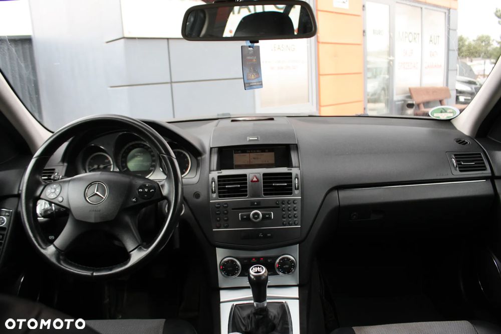 Mercedes-Benz Klasa C 180 CGI BlueEFFICIENCY Avantgarde - 24