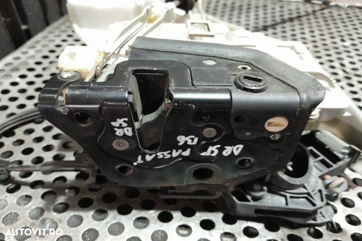 Broasca usa spate dreapta 3C4839016A 3C4839016A Volkswagen VW Passat - 3