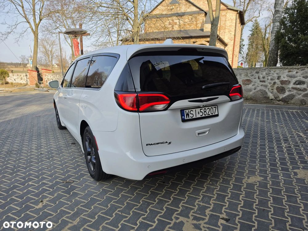 Chrysler Pacifica - 11