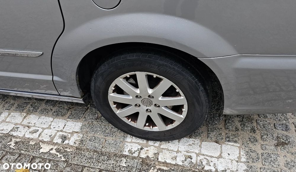 Chrysler Town & Country - 12