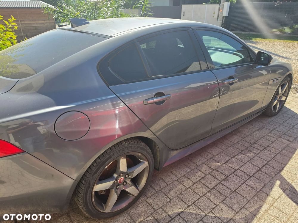 Jaguar XE 2.0 T R-Sport - 3