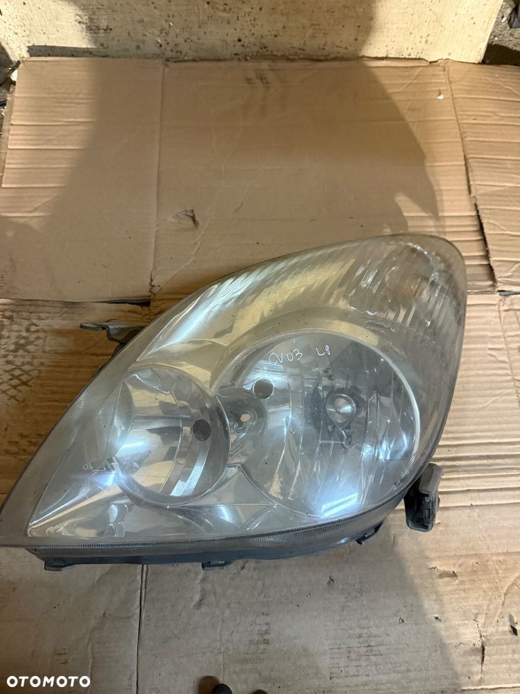Lampa przód prawa, lewa Toyota Corolla Verso 01-04r. - 2