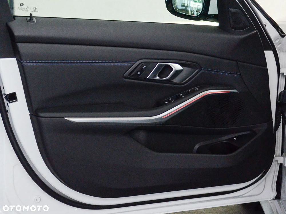 BMW Seria 3 330e PHEV xDrive M Sport sport - 13