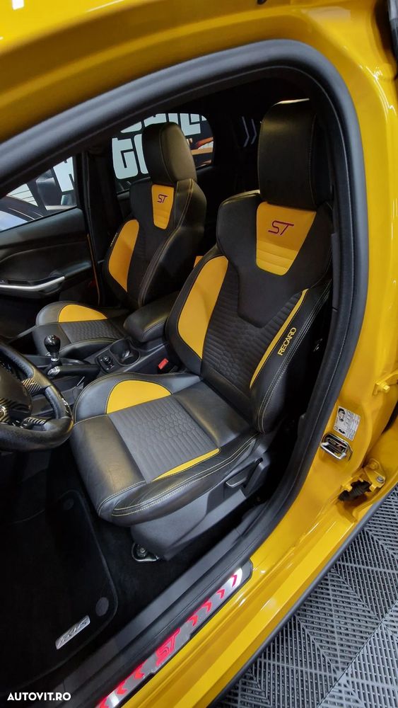 Ford Focus 2.0 Ecoboost ST - 16
