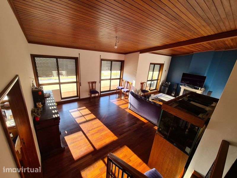 T4 Duplex, 227m², terraço, garagem fechada para 2 carros. - Grande imagem: 2/12