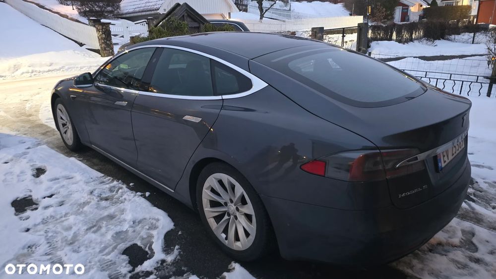 Tesla Model S - 3