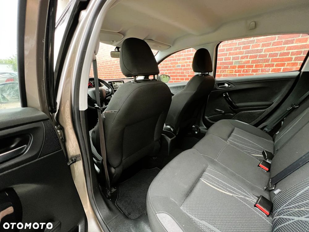 Peugeot 208 - 15