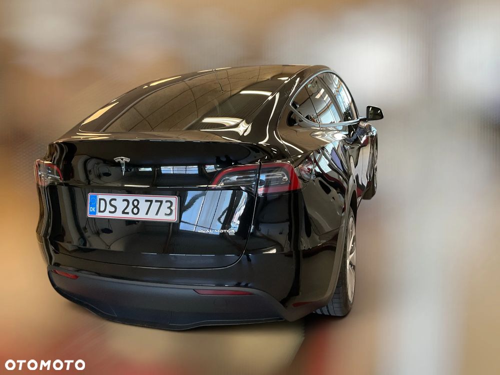 Tesla Model Y Long Range AWD - 4