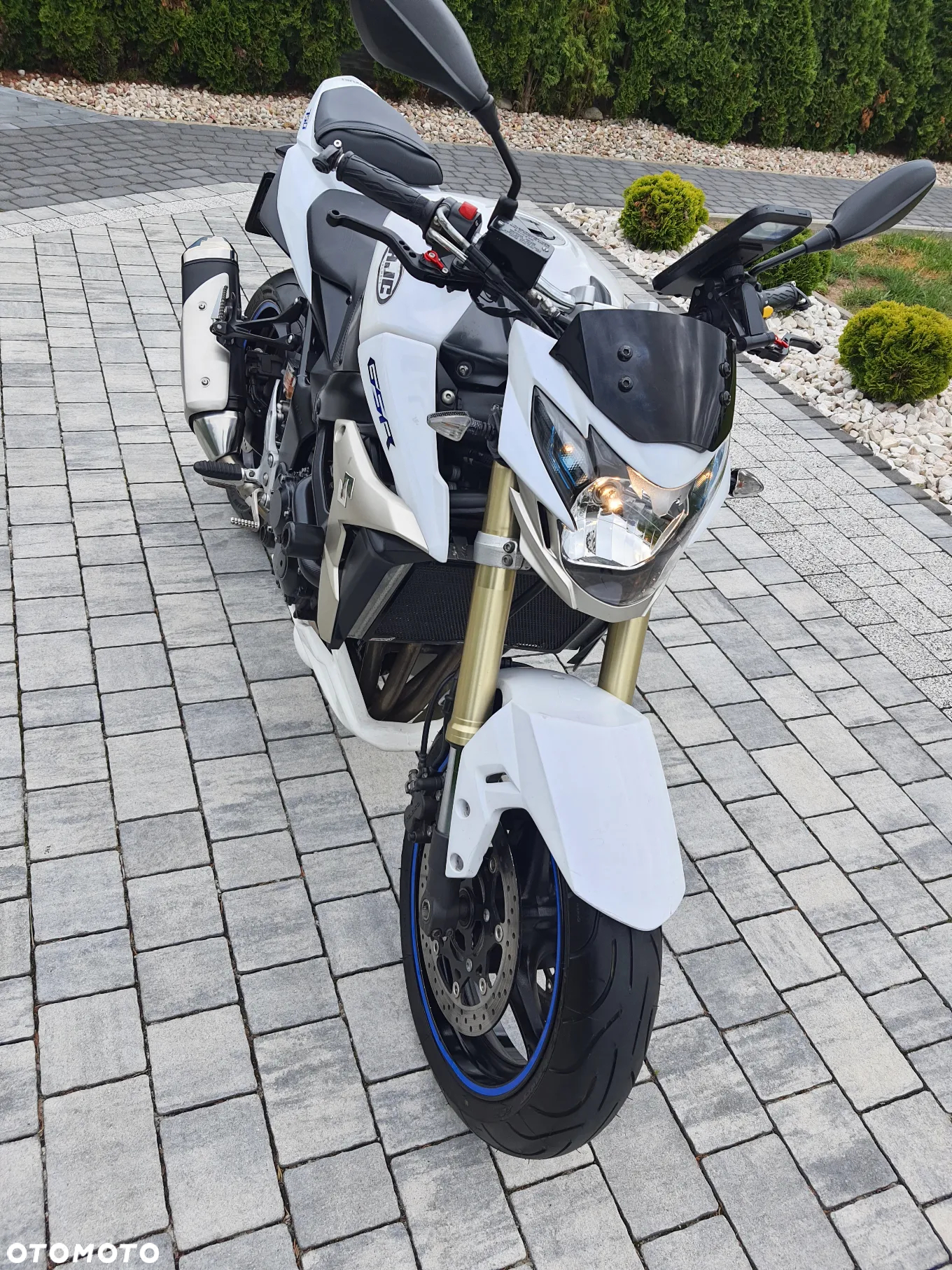 Suzuki GSR - 10
