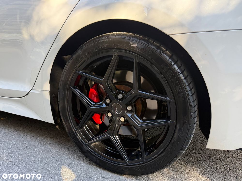 Kia Stinger - 12
