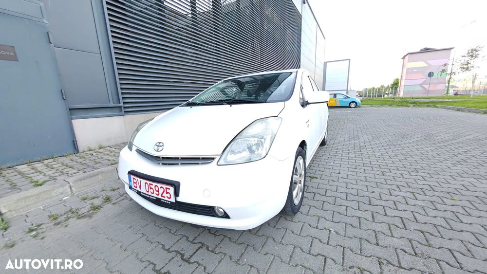 Toyota Prius (Hybrid) Sol - 2