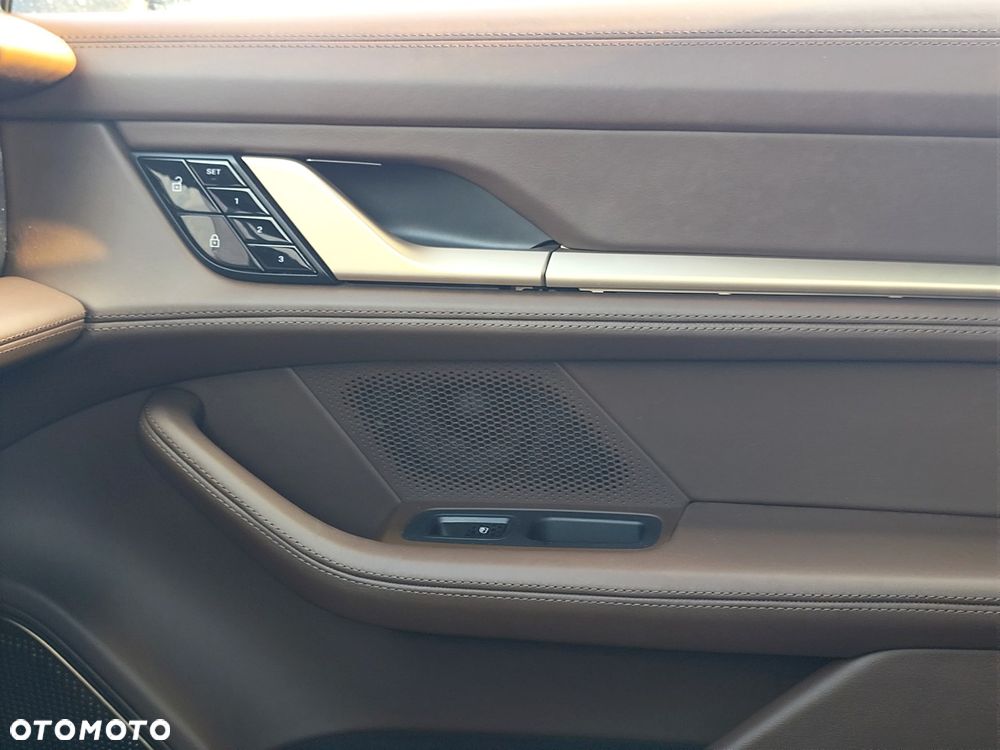 Porsche Taycan Turbo - 25