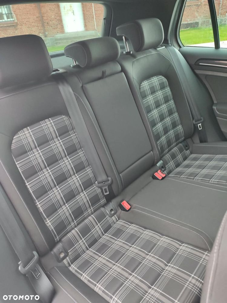 Volkswagen Golf - 33
