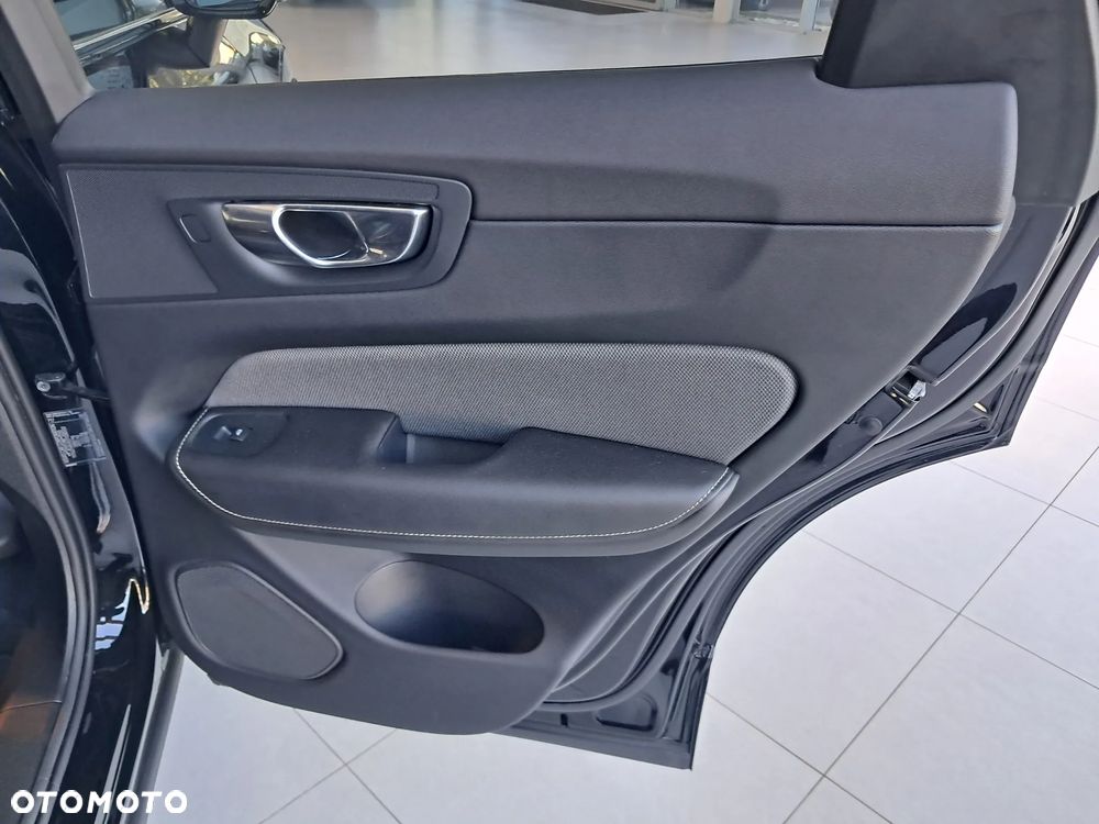 Volvo XC 60 T6 Plug-In Hybrid AWD Ultra Black Edition - 18