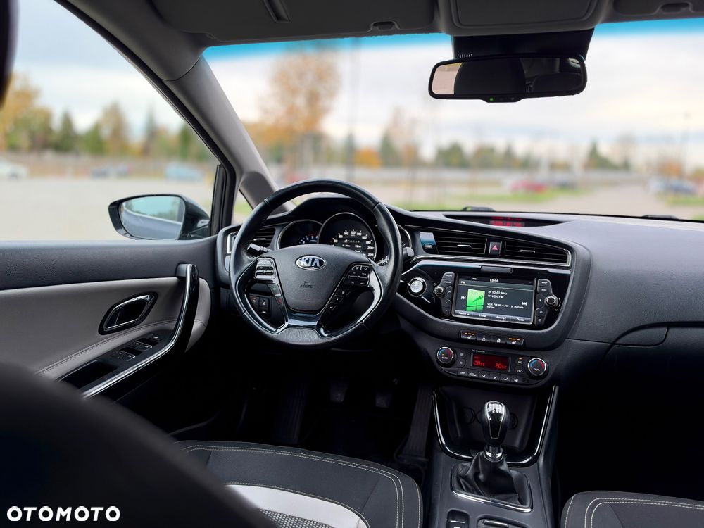 Kia Ceed 1.6 CRDi 136 ISG Platinum Edition - 30