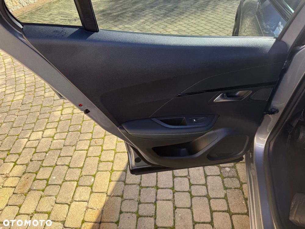 Peugeot 2008 PureTech 130 EAT8 GT - 29