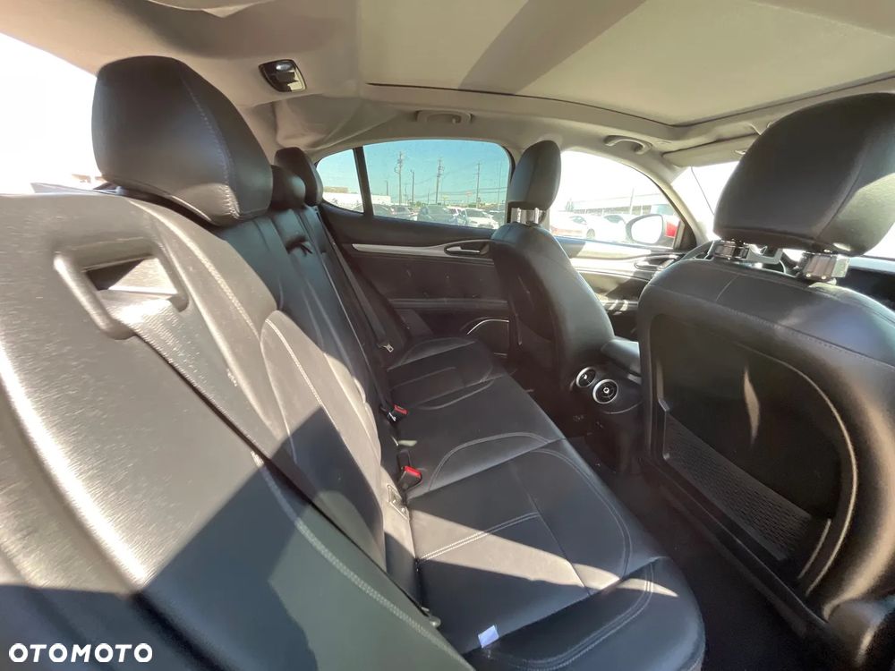 Alfa Romeo Stelvio - 21