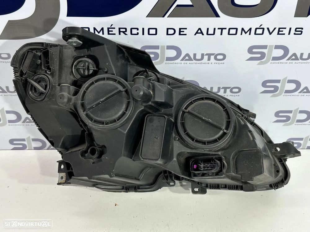 Farol Direito / Esquerdo - Mercedes C (W204) - 11