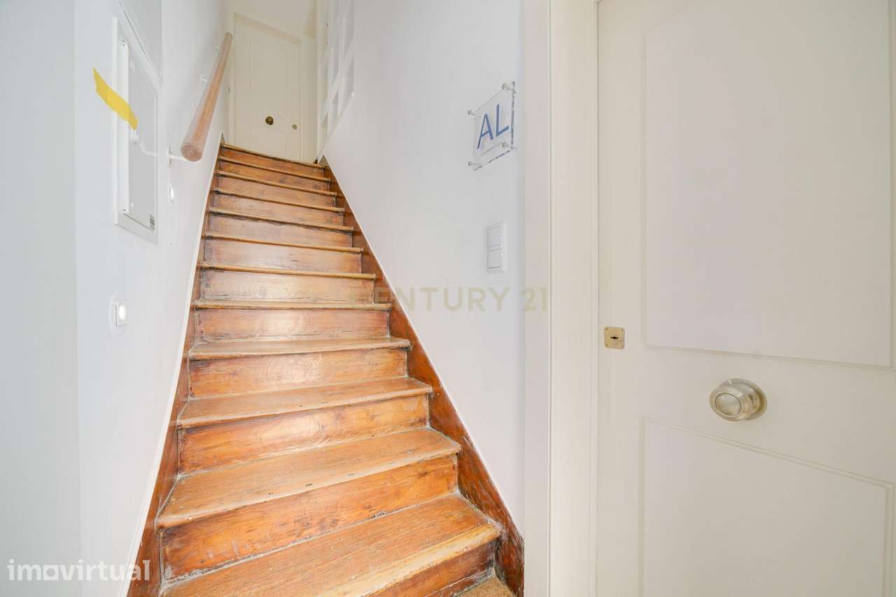 Apartamento T2 Triplex para Arrendamento | Santos-o-Velho | Janelas Ve - Grande imagem: 2/39
