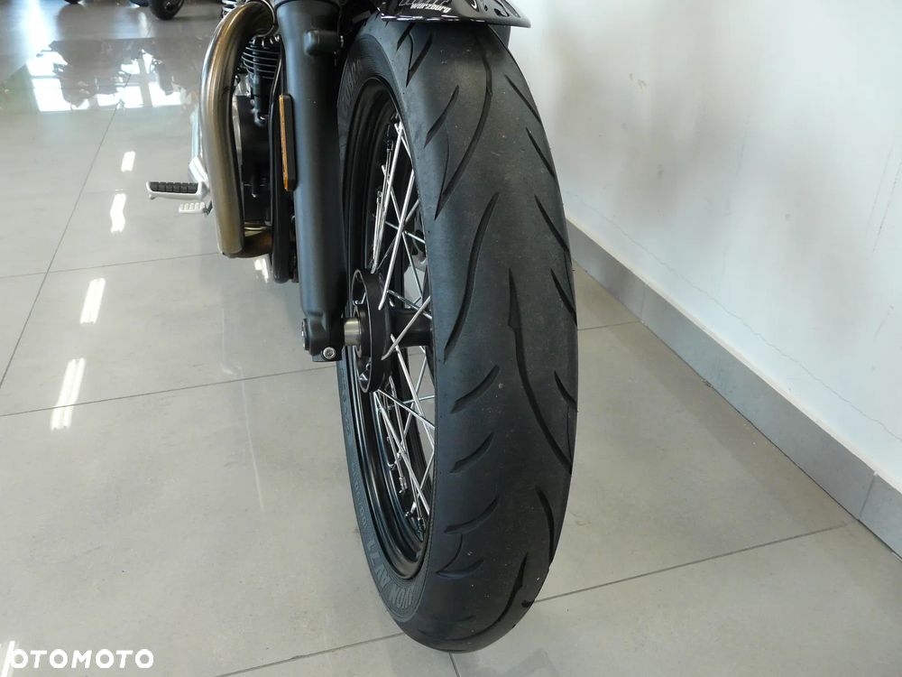 Triumph Bonneville Bobber - 4