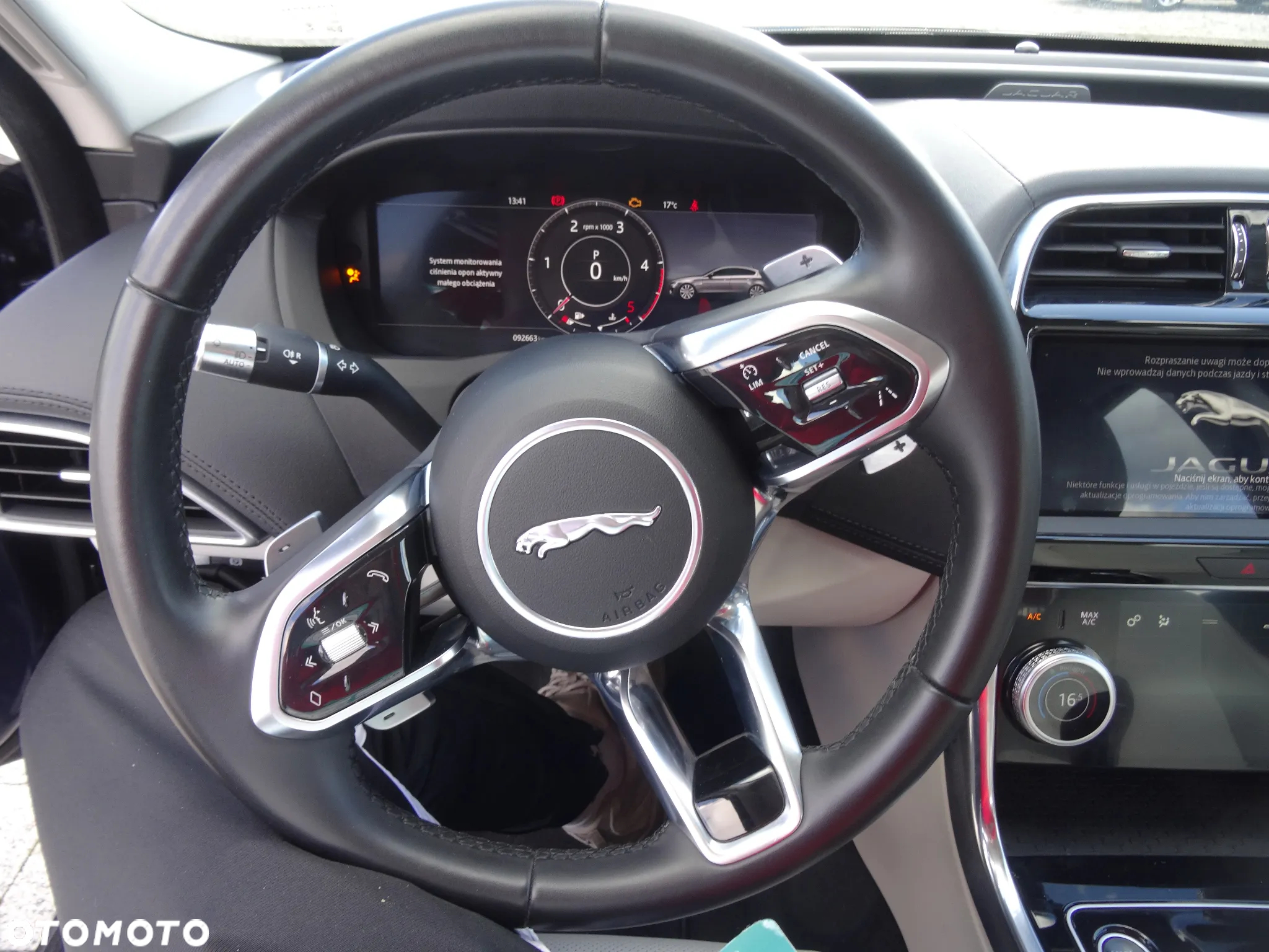 Jaguar XE 2.0 D180 R-Dynamic SE - 17