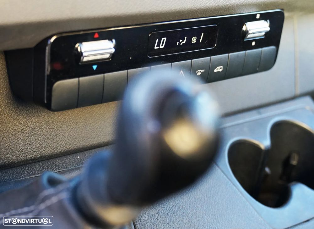 Mercedes-Benz Sprinter c/ cesto elevatório - 16