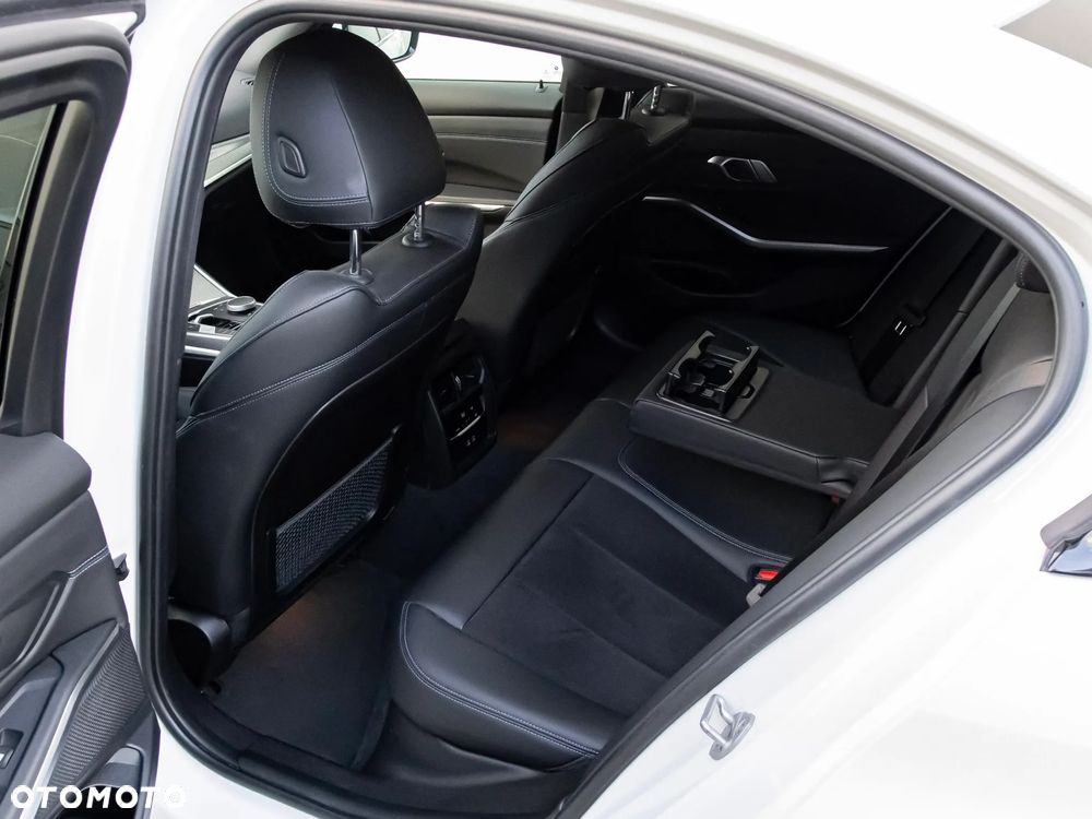 BMW Seria 3 318d M Sport - 34