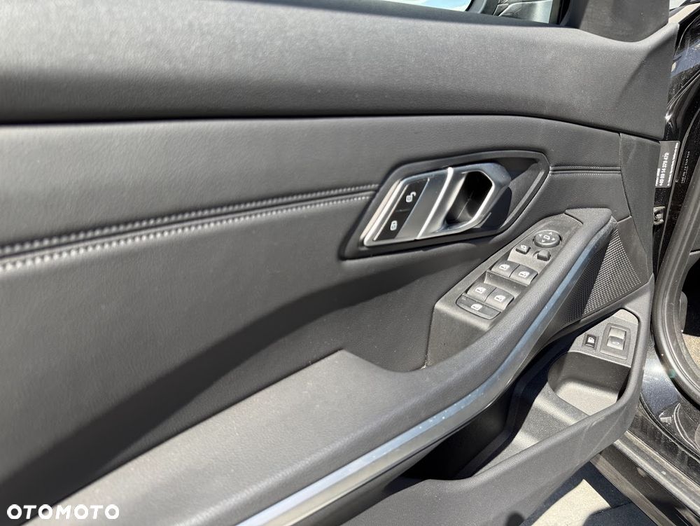 BMW Seria 3 318d MHEV - 14
