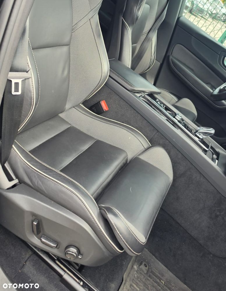 Volvo XC 60 B4 D AWD Plus Dark - 8