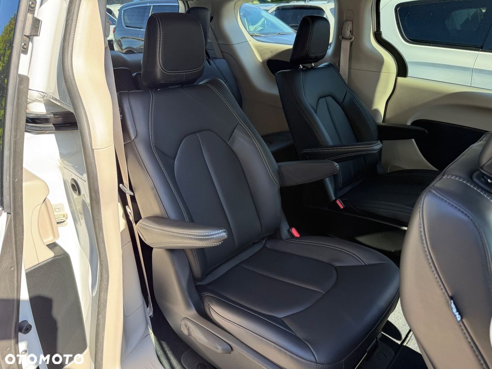 Chrysler Pacifica - 26