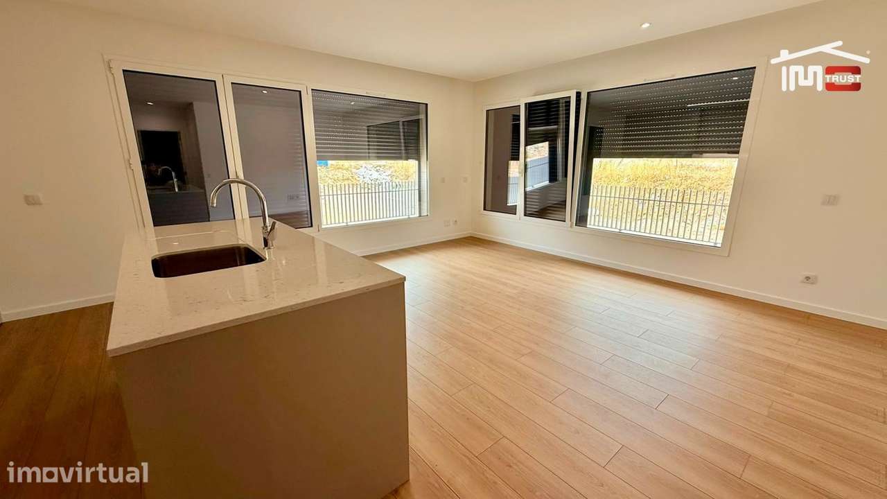 Apartamento T2 Semi-Novo, Coz. Equipada, Lavandaria, Empreendimento... - Grande imagem: 3/29