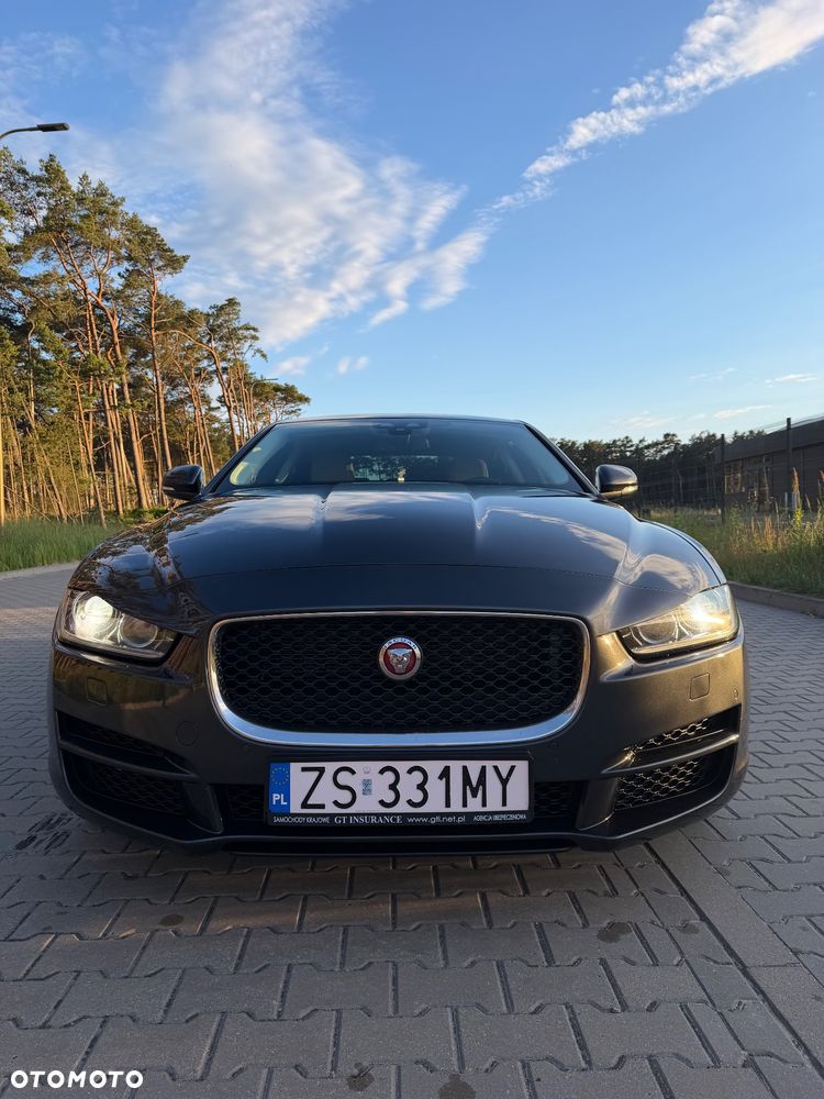 Jaguar XE 2.0 D Portfolio - 1