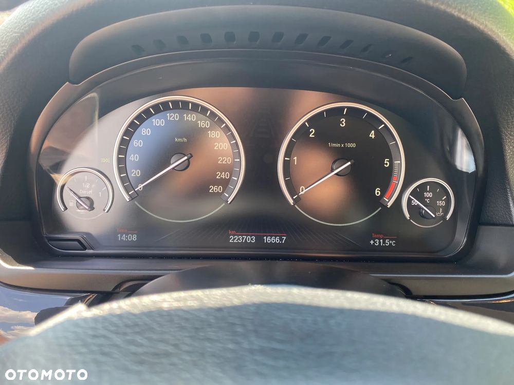 BMW Seria 5 520d xDrive - 12