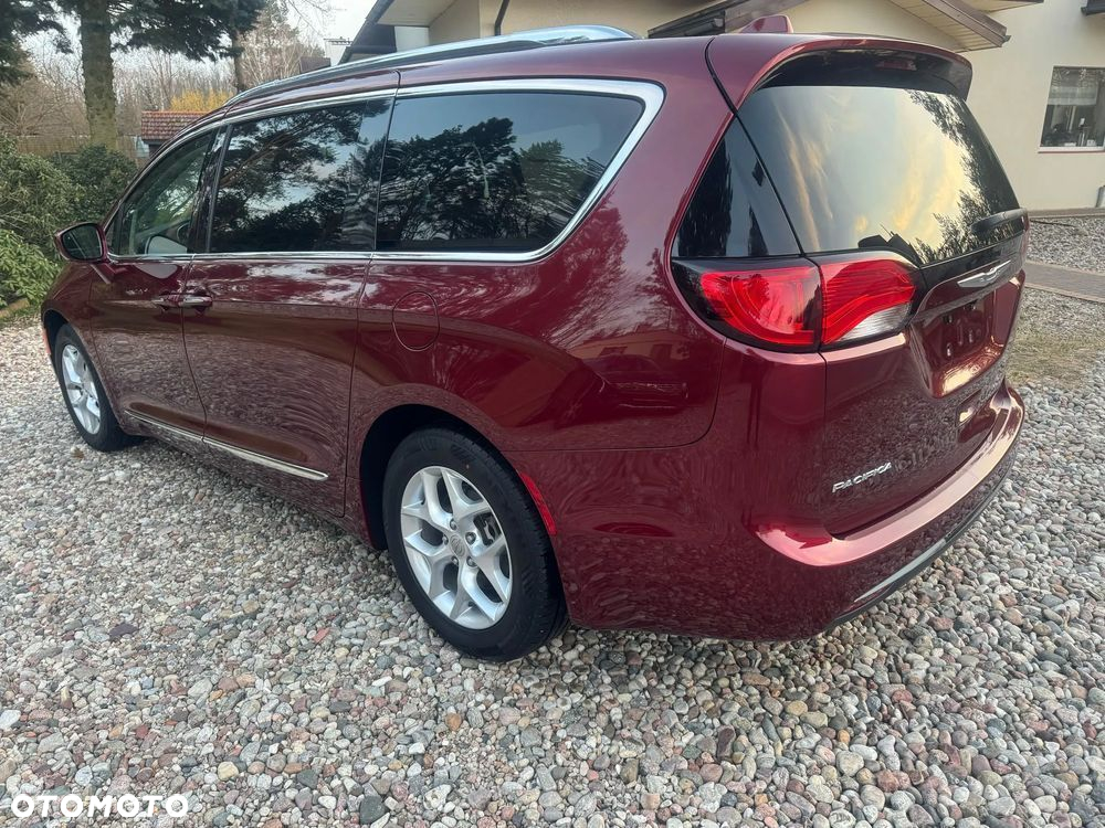 Chrysler Pacifica - 8