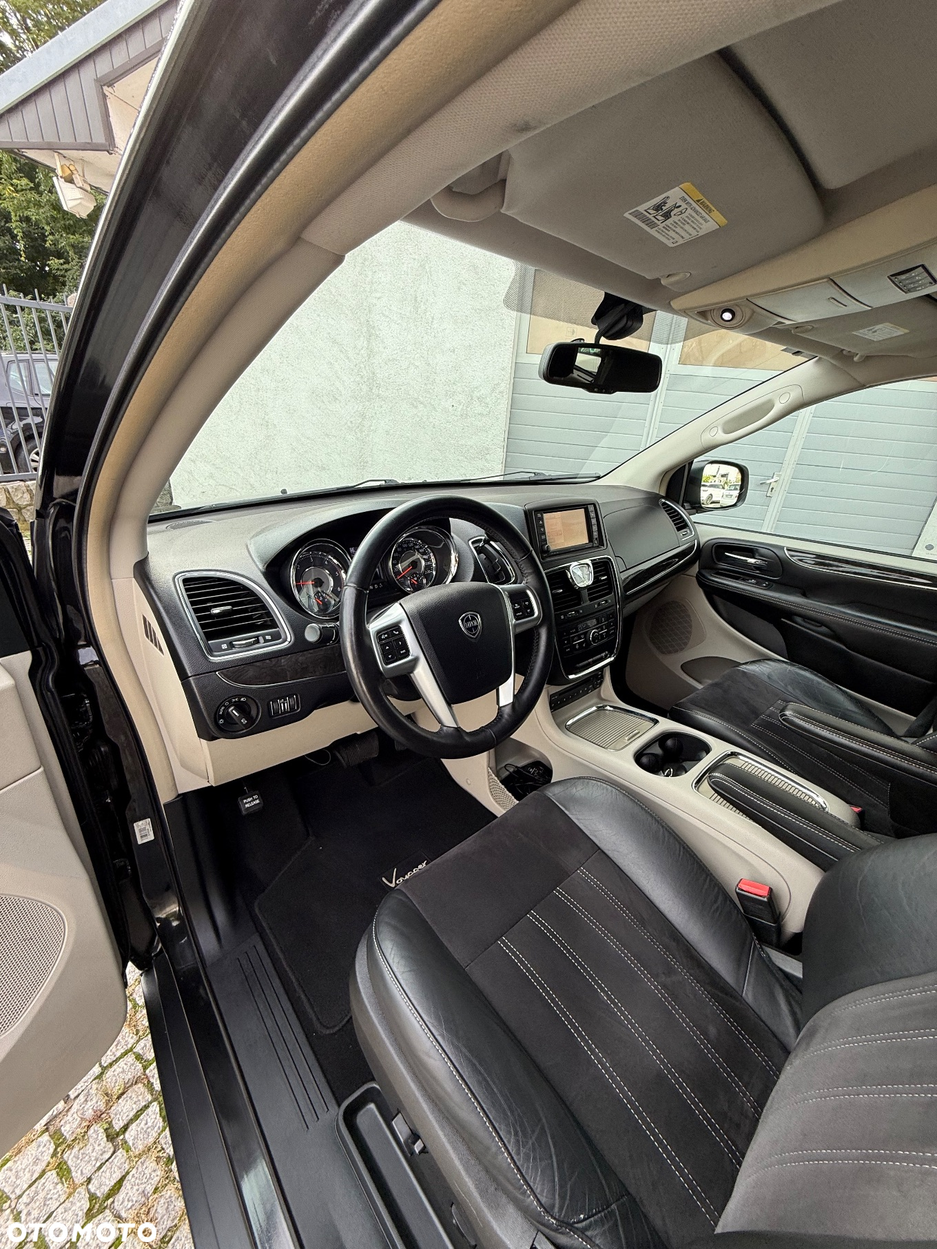 Lancia Voyager - 12