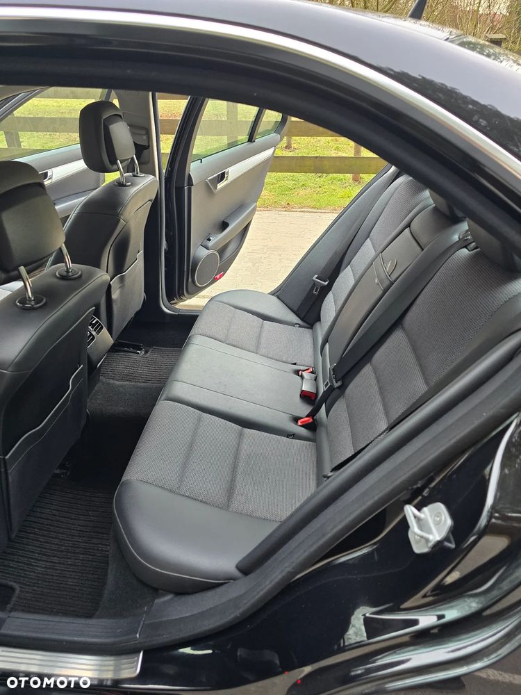 Mercedes-Benz Klasa C 180 CGI Automatik BlueEFFICIENCY Avantgarde - 24