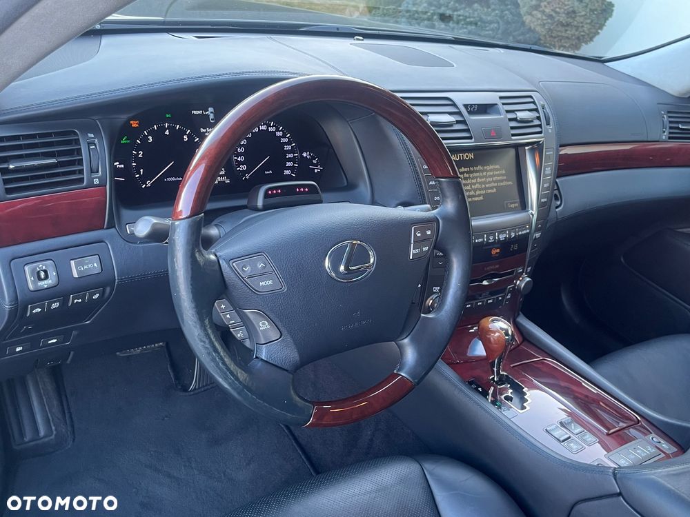 Lexus LS 600h - 22