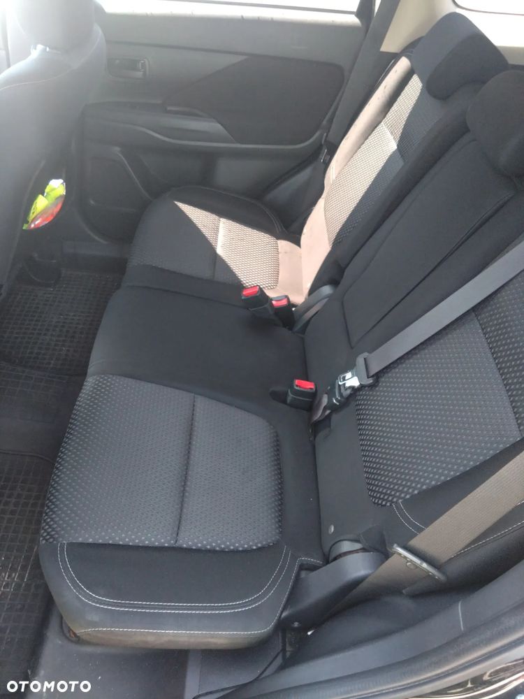 Mitsubishi Outlander 2.0 Invite + 2WD - 19